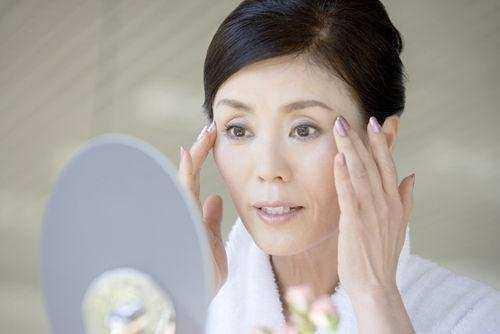 去皱纹不必去美容院，42岁小姨平常吃这些“宝贝”，半个月皱纹全不见了